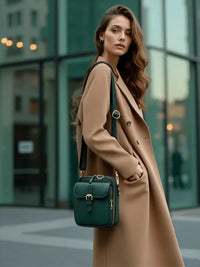 Crossbody-Tasche Damen schwarz kompaktes Design mit praktischem Verschluss - 1 - Atelier-Zofia