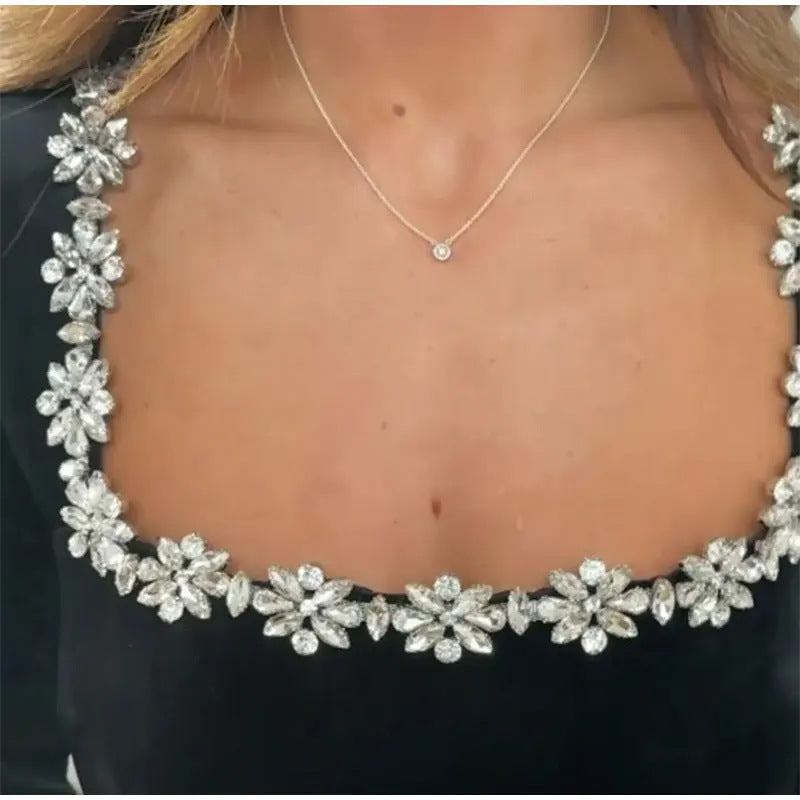 Daisy – Elegantes Damen-Minikleid mit Schmuckausschnitt