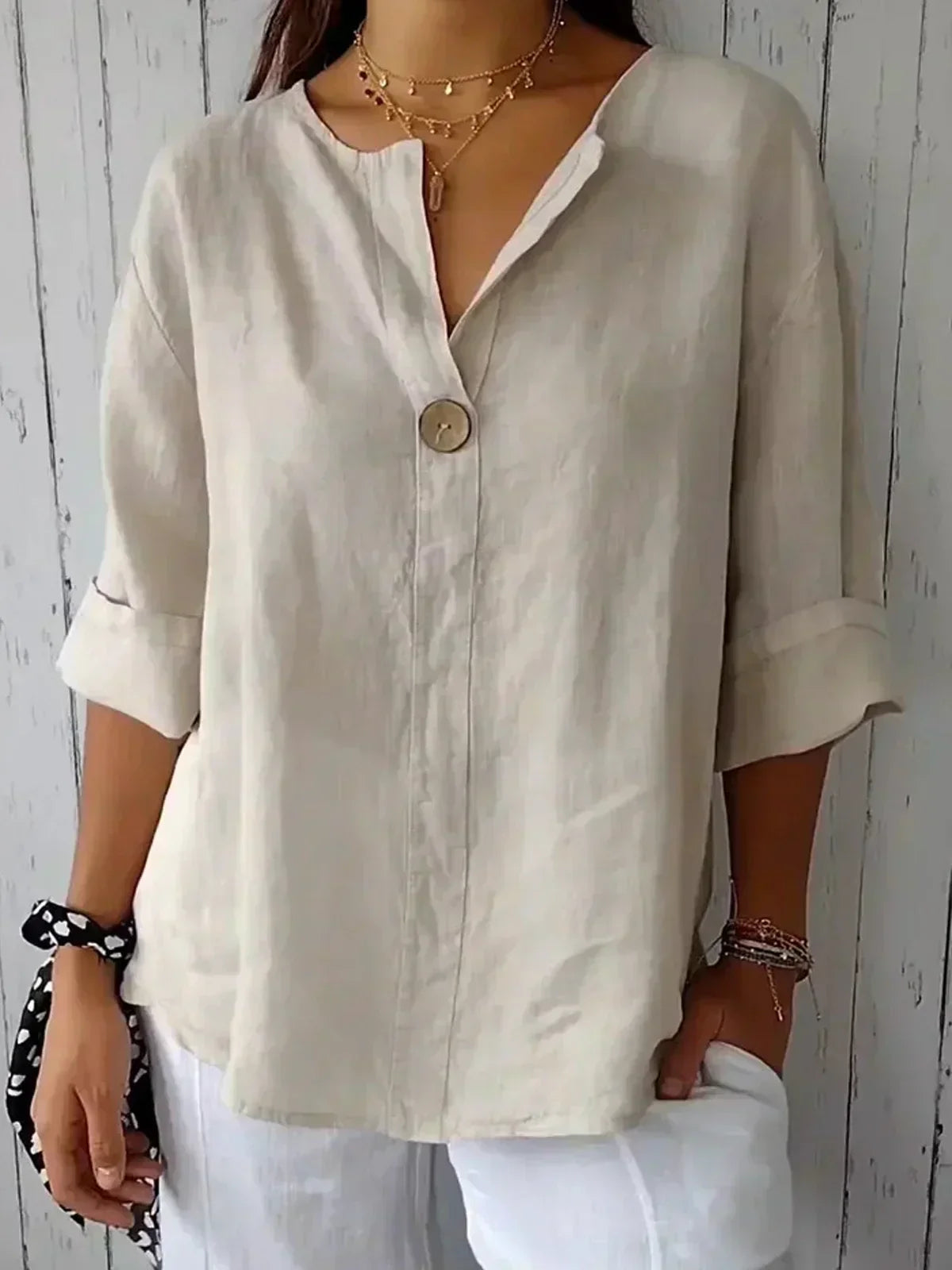 Lena – Leinenbluse mit V-Ausschnitt und Knopfdetail
