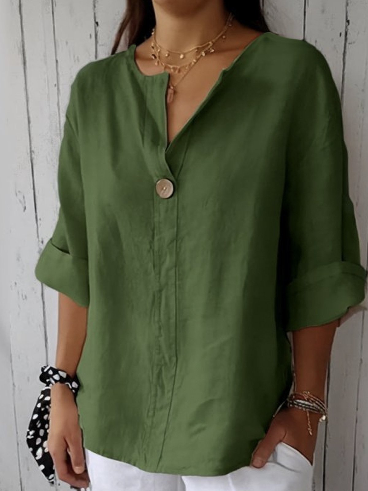 Lena – Leinenbluse mit V-Ausschnitt und Knopfdetail
