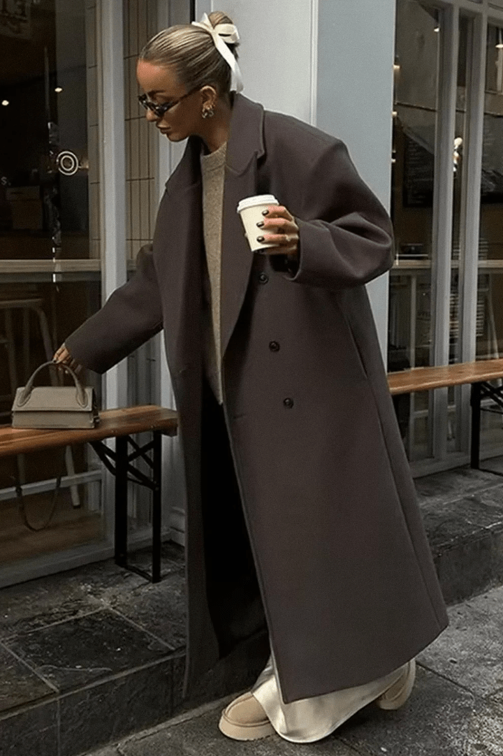 Stilvolle lange Jacke für Damen mit lässigem Schnitt und breitem Revers - J&B - 7 - Atelier-Zofia