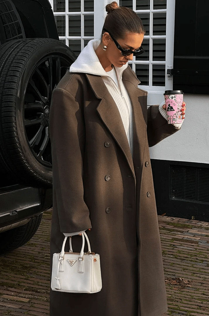 Stilvolle lange Jacke für Damen mit lässigem Schnitt und breitem Revers - J&B - 8 - Atelier-Zofia