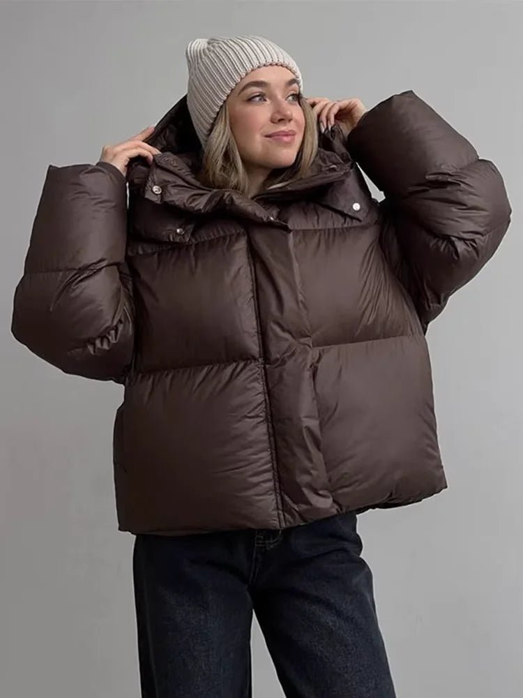 Damen Daunenjacke im Oversize-Stil mit Kapuze und Reißverschluss - J&B - 1 - Atelier-Zofia