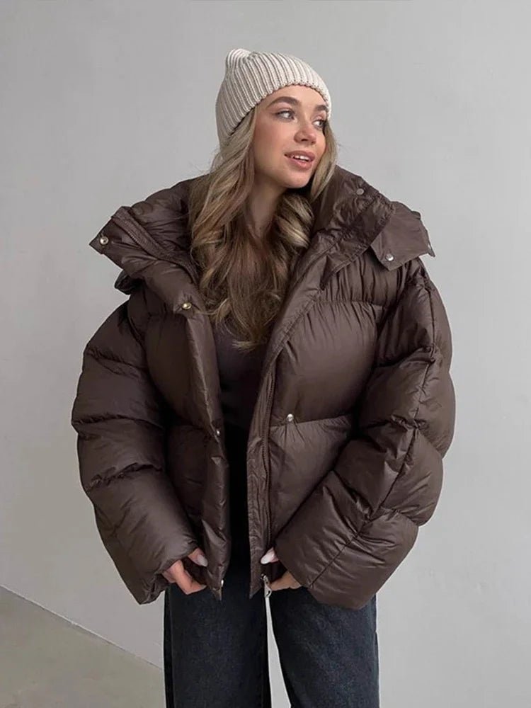 Damen Daunenjacke im Oversize-Stil mit Kapuze und Reißverschluss - J&B - 2 - Atelier-Zofia