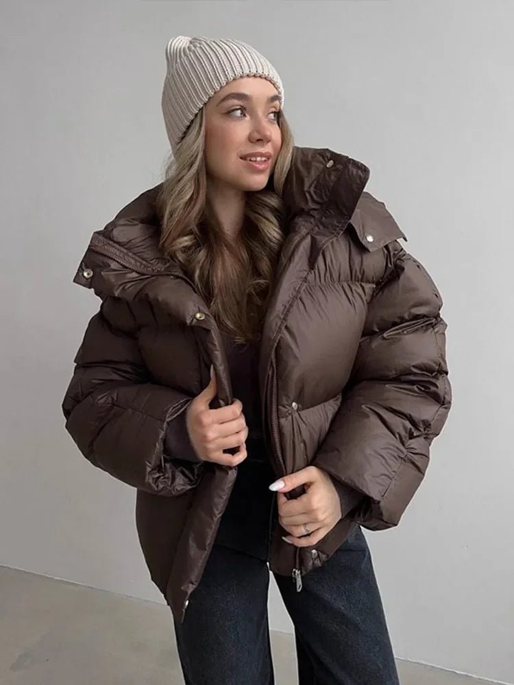 Damen Daunenjacke im Oversize-Stil mit Kapuze und Reißverschluss - J&B - 3 - Atelier-Zofia