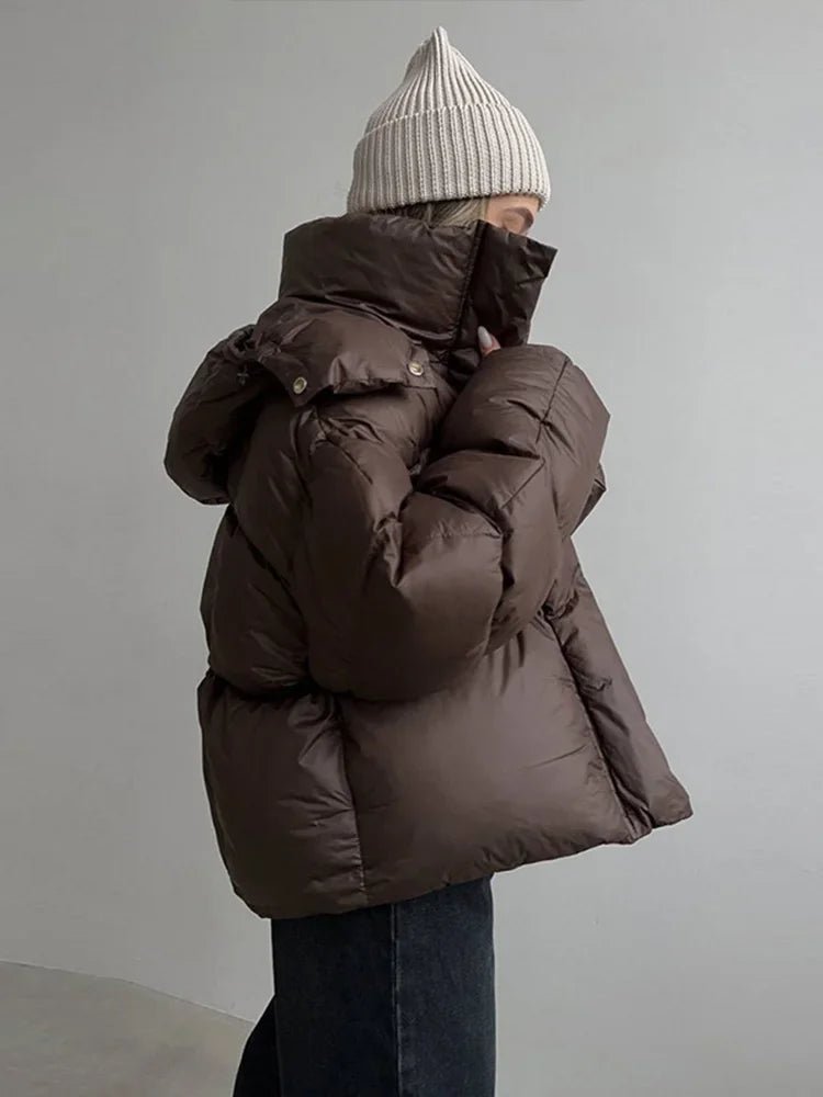 Damen Daunenjacke im Oversize-Stil mit Kapuze und Reißverschluss - J&B - 4 - Atelier-Zofia
