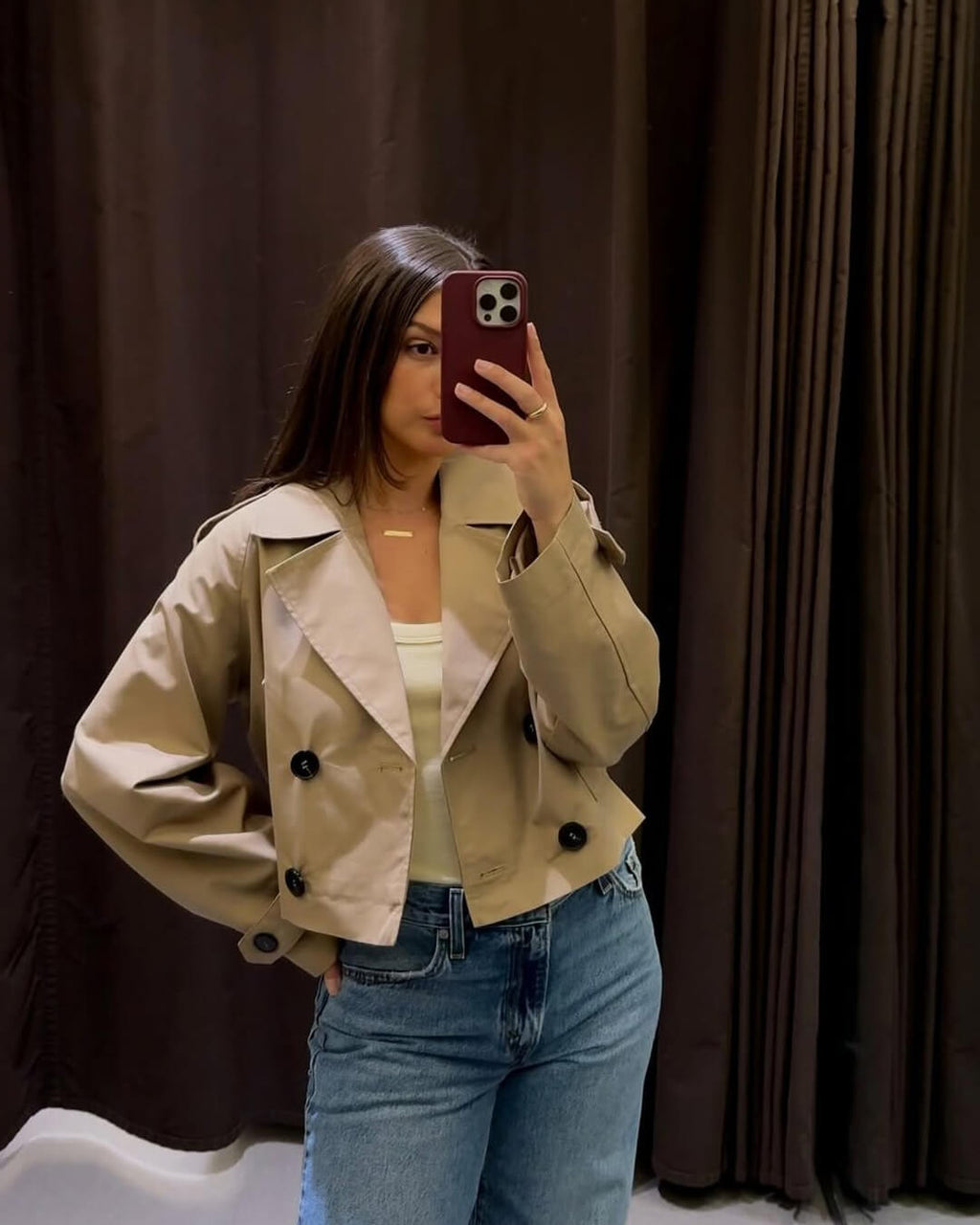 Stilvolle kurze Damenjacke mit doppelreihigem Schnitt und Gürtel - J&B - 2 - Atelier-Zofia