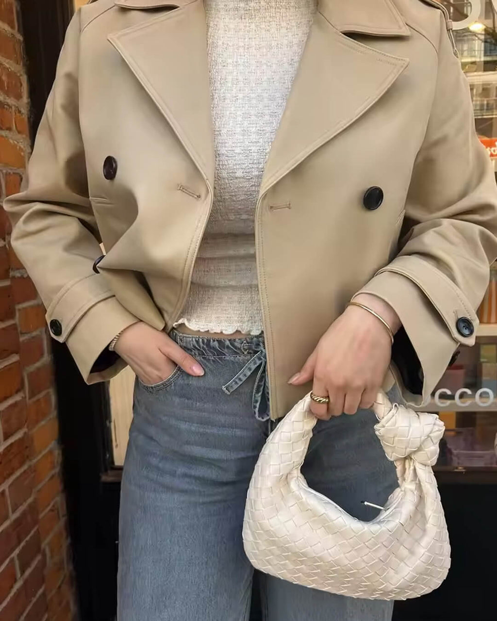 Stilvolle kurze Damenjacke mit doppelreihigem Schnitt und Gürtel - J&B - 4 - Atelier-Zofia