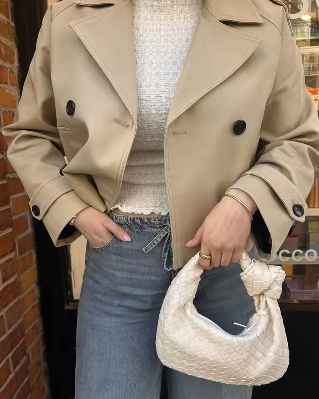 Stilvolle kurze Damenjacke mit doppelreihigem Schnitt und Gürtel - J&B - 4 - Atelier-Zofia
