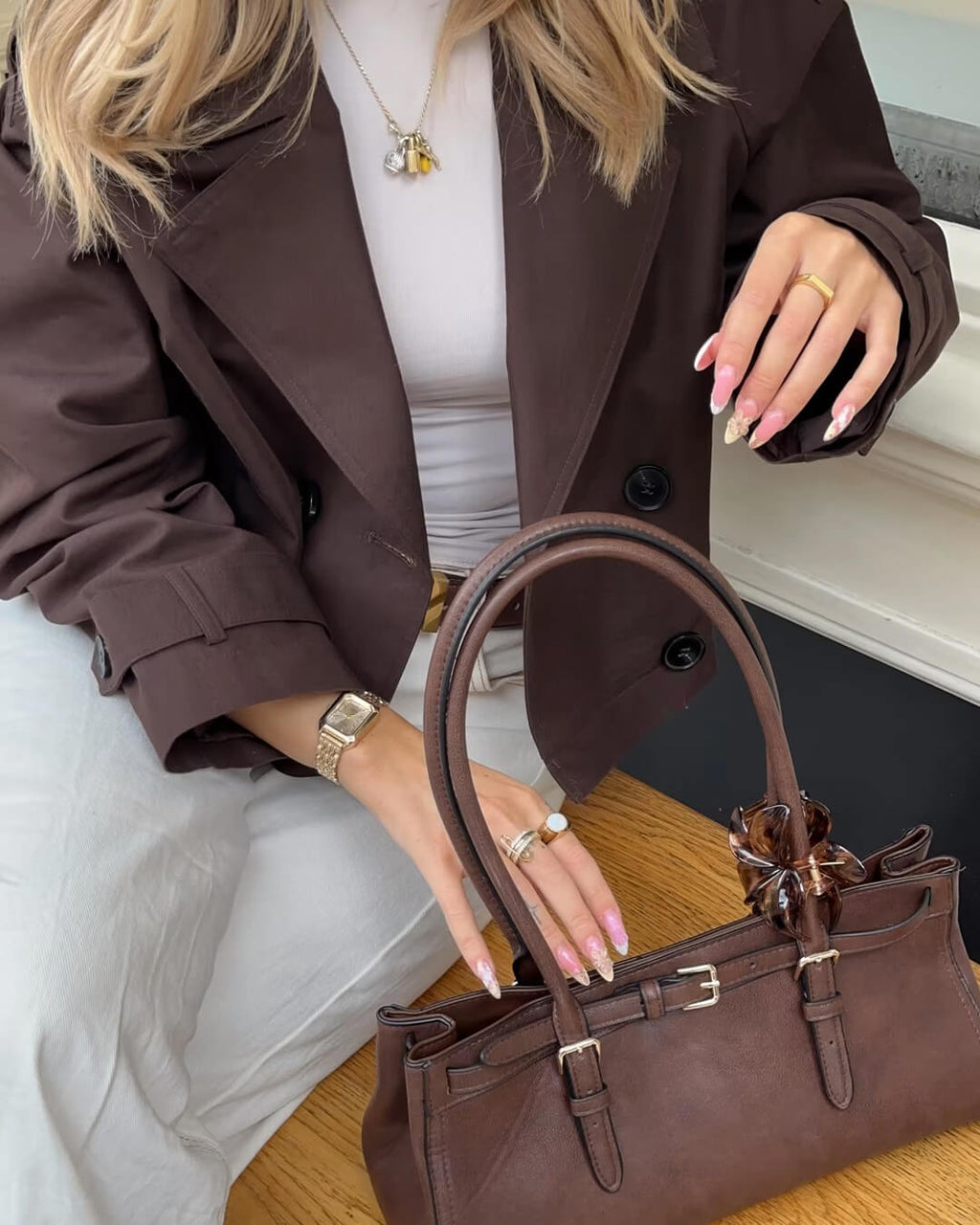 Stilvolle kurze Damenjacke mit doppelreihigem Schnitt und Gürtel - J&B - 8 - Atelier-Zofia