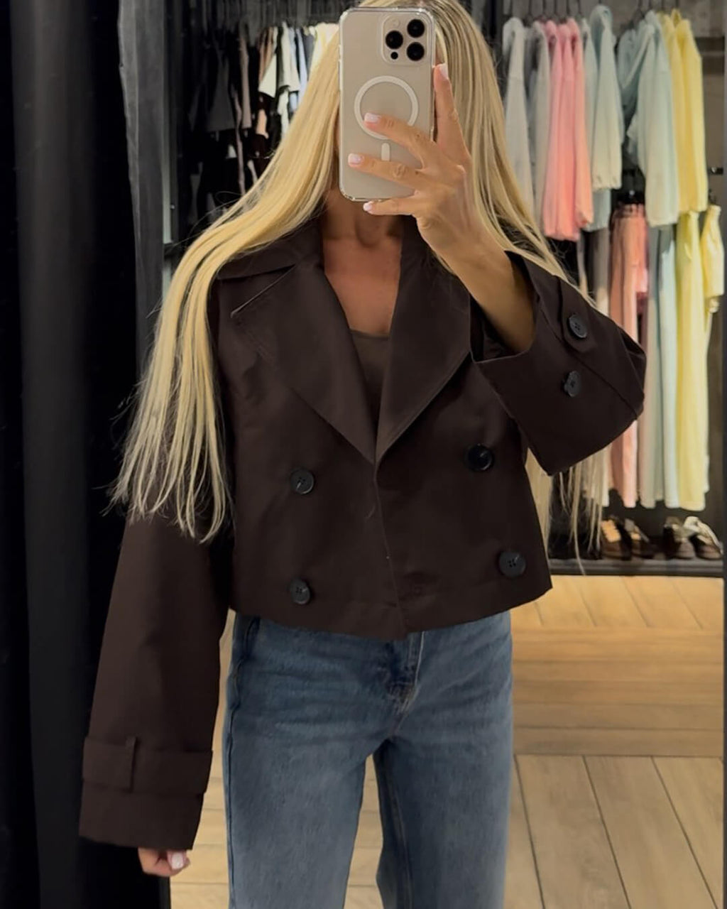 Stilvolle kurze Damenjacke mit doppelreihigem Schnitt und Gürtel - J&B - 9 - Atelier-Zofia