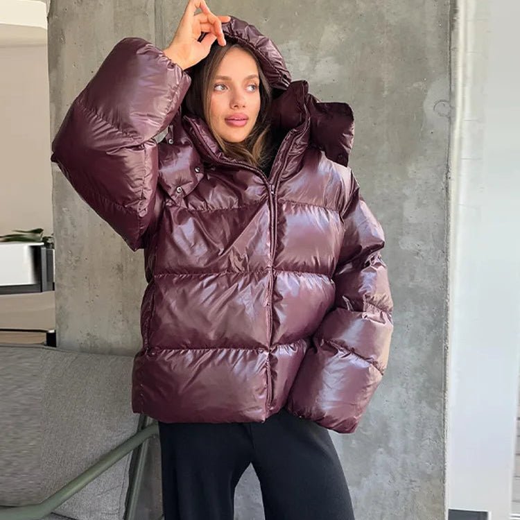 Trendige kurze Daunenjacke für Damen mit glänzendem Finish - J&B - 1 - Atelier-Zofia