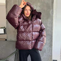 Trendige kurze Daunenjacke für Damen mit glänzendem Finish - J&B - 1 - Atelier-Zofia
