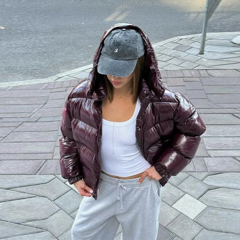 Trendige kurze Daunenjacke für Damen mit glänzendem Finish - J&B - 4 - Atelier-Zofia