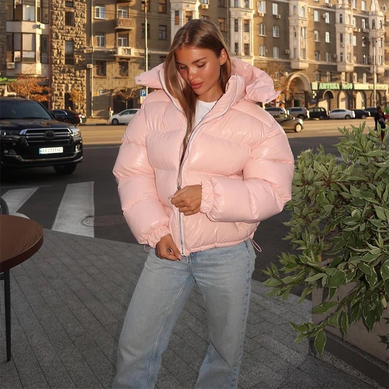 Trendige kurze Daunenjacke für Damen mit glänzendem Finish - J&B - 6 - Atelier-Zofia