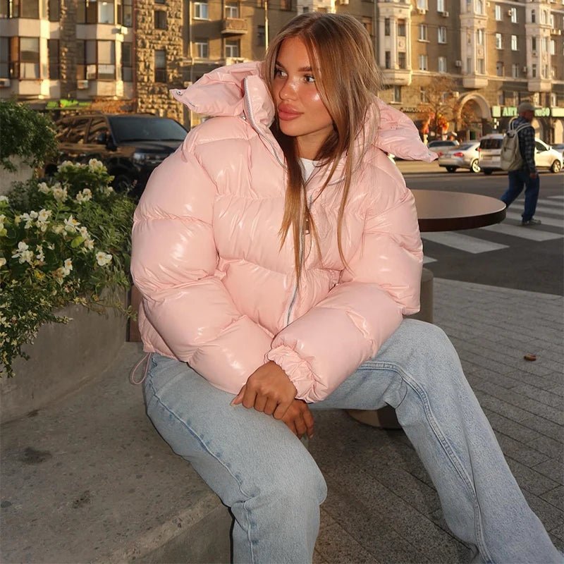 Trendige kurze Daunenjacke für Damen mit glänzendem Finish - J&B - 7 - Atelier-Zofia