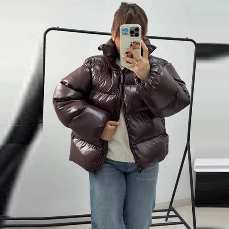 Trendige kurze Daunenjacke für Damen mit glänzendem Finish - J&B - 13 - Atelier-Zofia