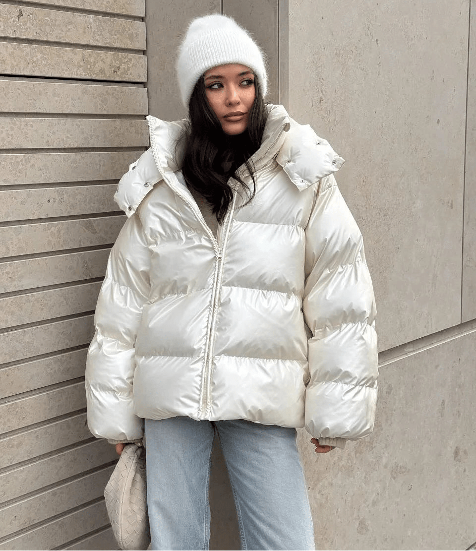 Trendige kurze Daunenjacke für Damen mit glänzendem Finish - J&B - 15 - Atelier-Zofia