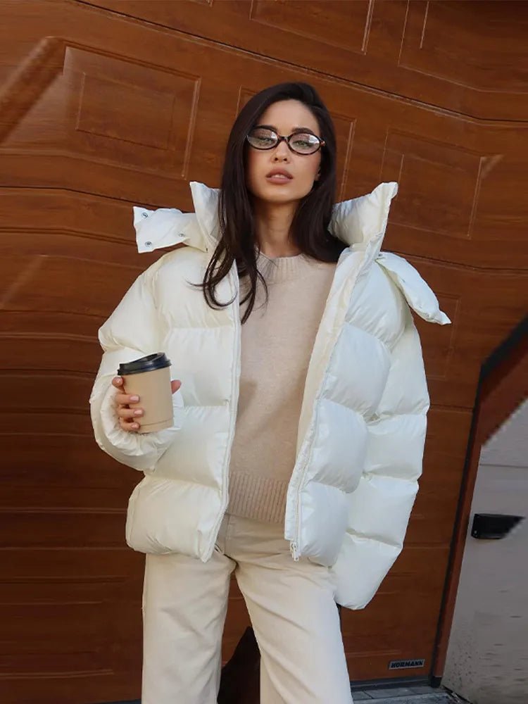 Trendige kurze Daunenjacke für Damen mit glänzendem Finish - J&B - 16 - Atelier-Zofia