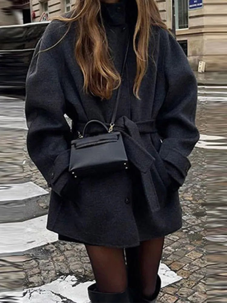 Elegante Damenjacke mit Gürtel und hohem Kragen - J&B - 3 - Atelier-Zofia