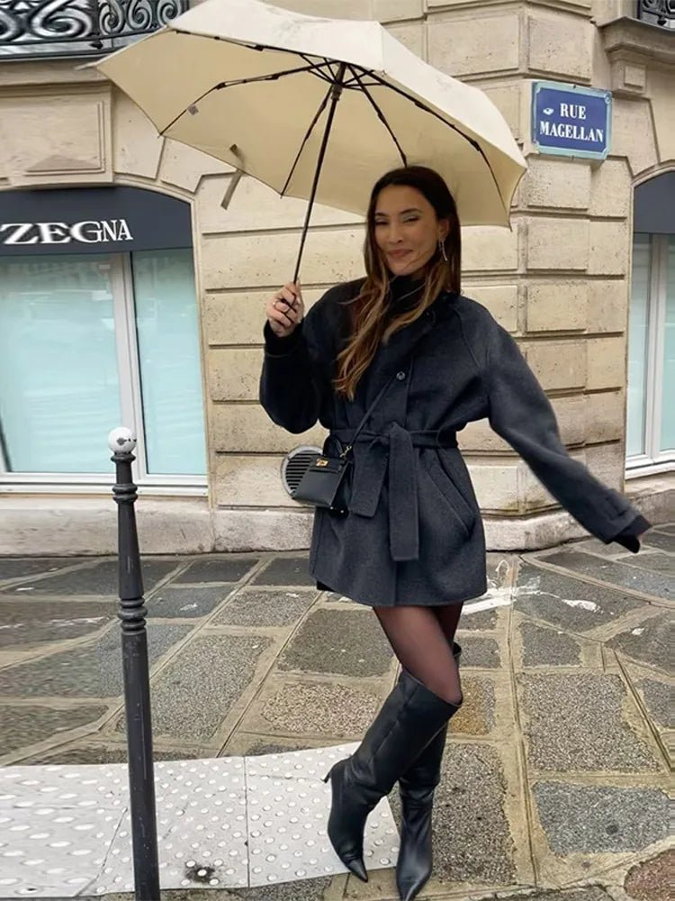 Elegante Damenjacke mit Gürtel und hohem Kragen - J&B - 6 - Atelier-Zofia
