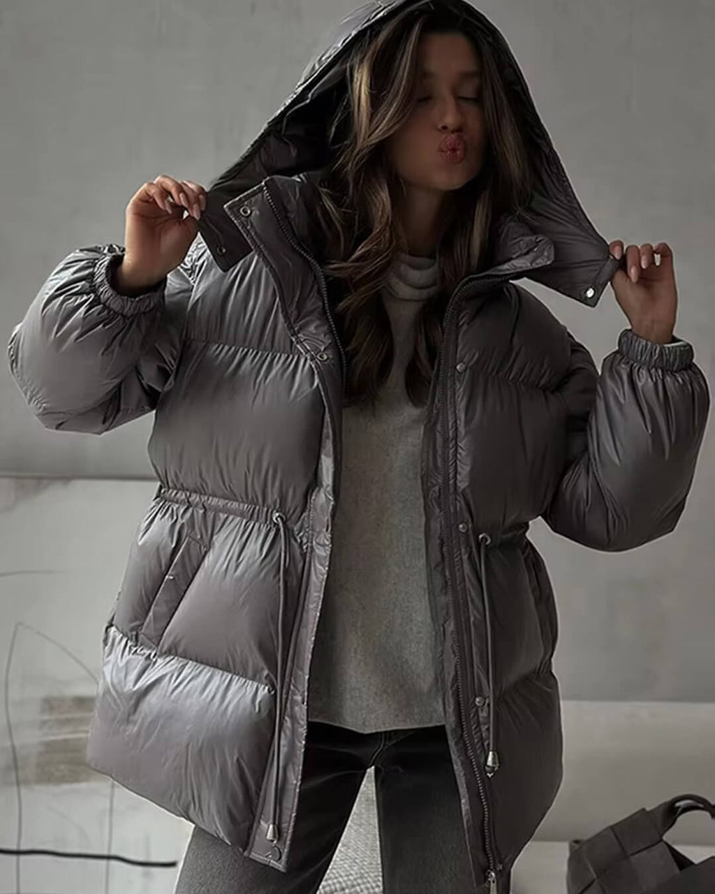 Damen Daunenjacke mit Taillenkordelzug und langer Silhouette - J&B - 6 - Atelier-Zofia