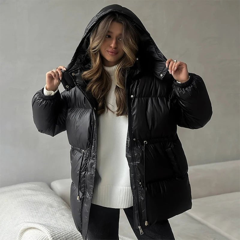 Damen Daunenjacke mit Taillenkordelzug und langer Silhouette - J&B - 12 - Atelier-Zofia