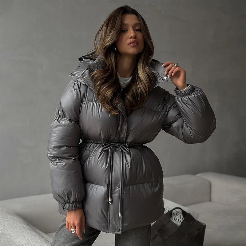Damen Daunenjacke mit Taillenkordelzug und langer Silhouette - J&B - 13 - Atelier-Zofia