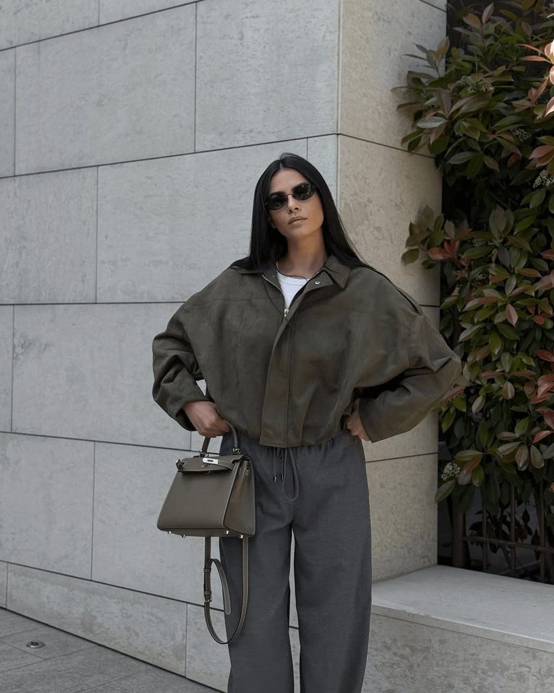Damen Bomberjacke im modernen Oversized-Design mit robustem Reißverschluss - J&B - 4 - Atelier-Zofia