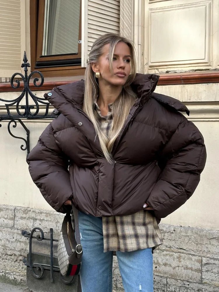 Modische Damen Pufferjacke mit kurzem Schnitt und Reißverschluss - J&B - 1 - Atelier-Zofia