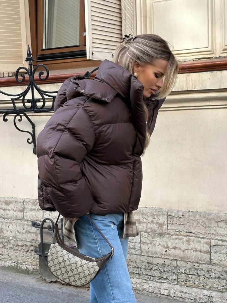 Modische Damen Pufferjacke mit kurzem Schnitt und Reißverschluss - J&B - 2 - Atelier-Zofia
