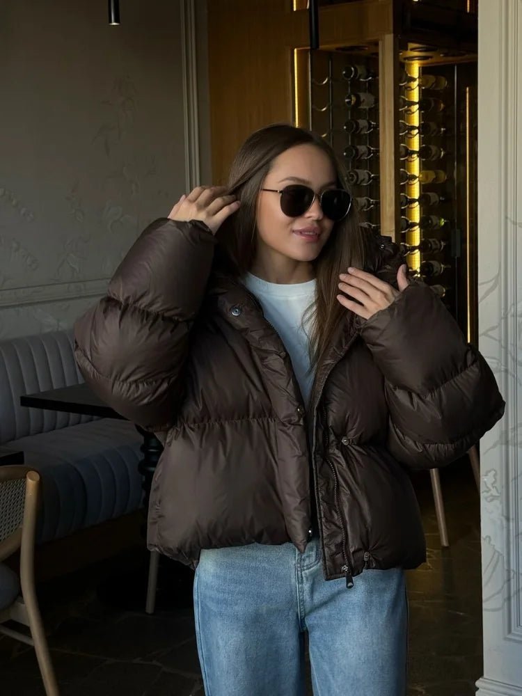 Modische Damen Pufferjacke mit kurzem Schnitt und Reißverschluss - J&B - 4 - Atelier-Zofia