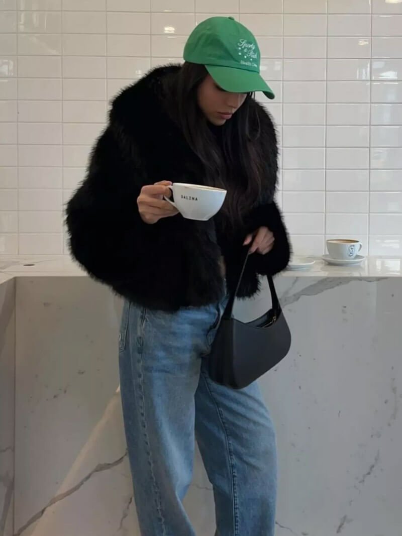 Modische Damen Kunstfelljacke mit kurzem Schnitt und großzügigem Kragen - J&B - 6 - Atelier-Zofia
