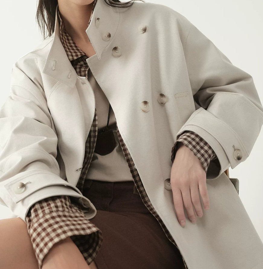 Modische Damenjacke mit doppelter Knopfleiste und lockerer Passform - J&B - 1 - Atelier-Zofia