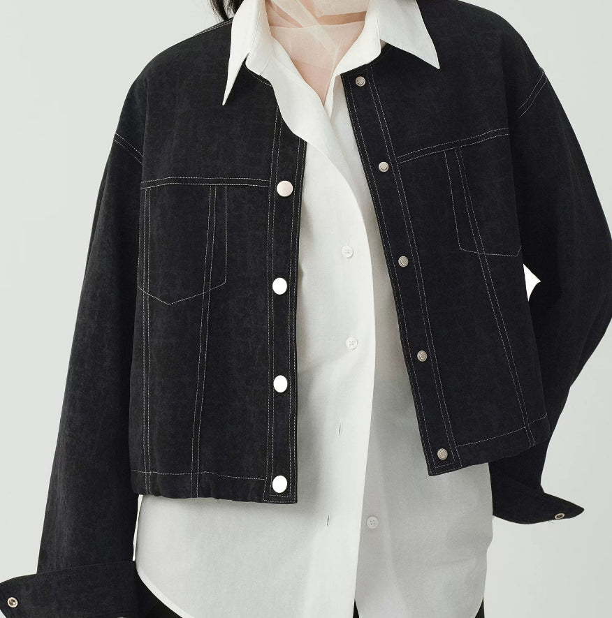 Modische kurze Jacke für Damen mit bequemer Passform und praktischen Taschen - J&B - 1 - Atelier-Zofia