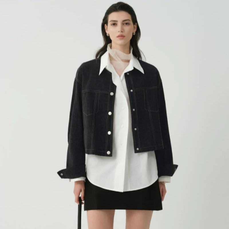 Modische kurze Jacke für Damen mit bequemer Passform und praktischen Taschen - J&B - 4 - Atelier-Zofia