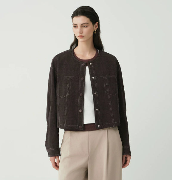 Modische kurze Jacke für Damen mit bequemer Passform und praktischen Taschen - J&B - 5 - Atelier-Zofia
