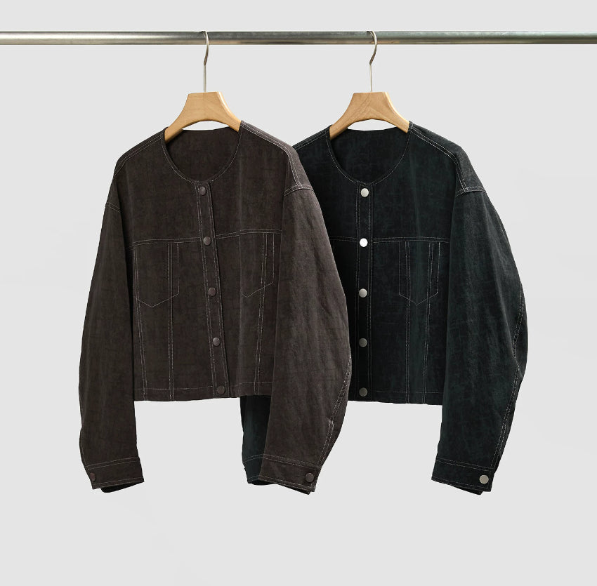 Modische kurze Jacke für Damen mit bequemer Passform und praktischen Taschen - J&B - 7 - Atelier-Zofia