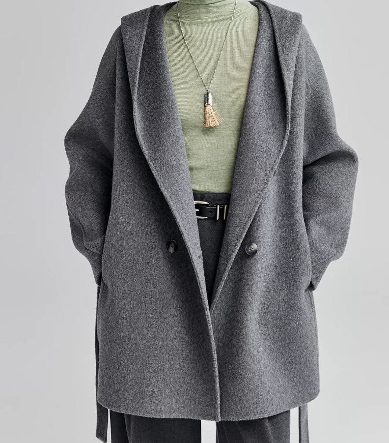 Kapuzenjacke für Damen mit tailliertem Gürtel - J&B - 7 - Atelier-Zofia