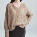 Damenpullover mit V-Ausschnitt und strukturiertem Zopfmuster - J&B - 2 - Atelier-Zofia