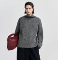 Bequemer Damenpullover im Oversize-Stil mit hohem Kragen - J&B - 1 - Atelier-Zofia
