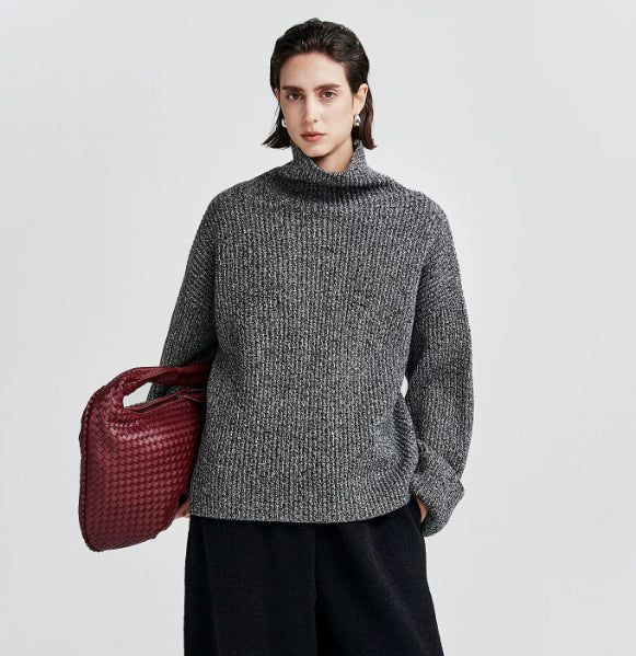 Bequemer Damenpullover im Oversize-Stil mit hohem Kragen - J&B - 1 - Atelier-Zofia