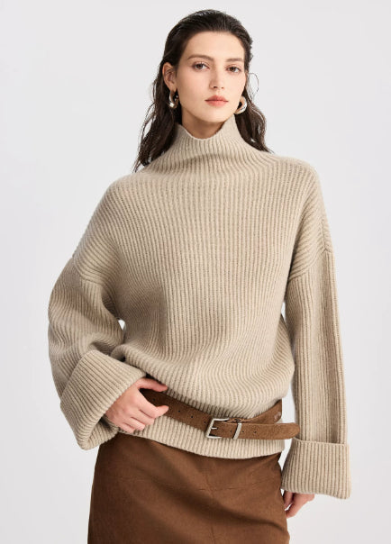 Bequemer Damenpullover im Oversize-Stil mit hohem Kragen - J&B - 2 - Atelier-Zofia