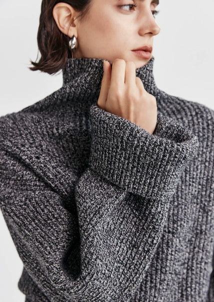 Bequemer Damenpullover im Oversize-Stil mit hohem Kragen - J&B - 4 - Atelier-Zofia