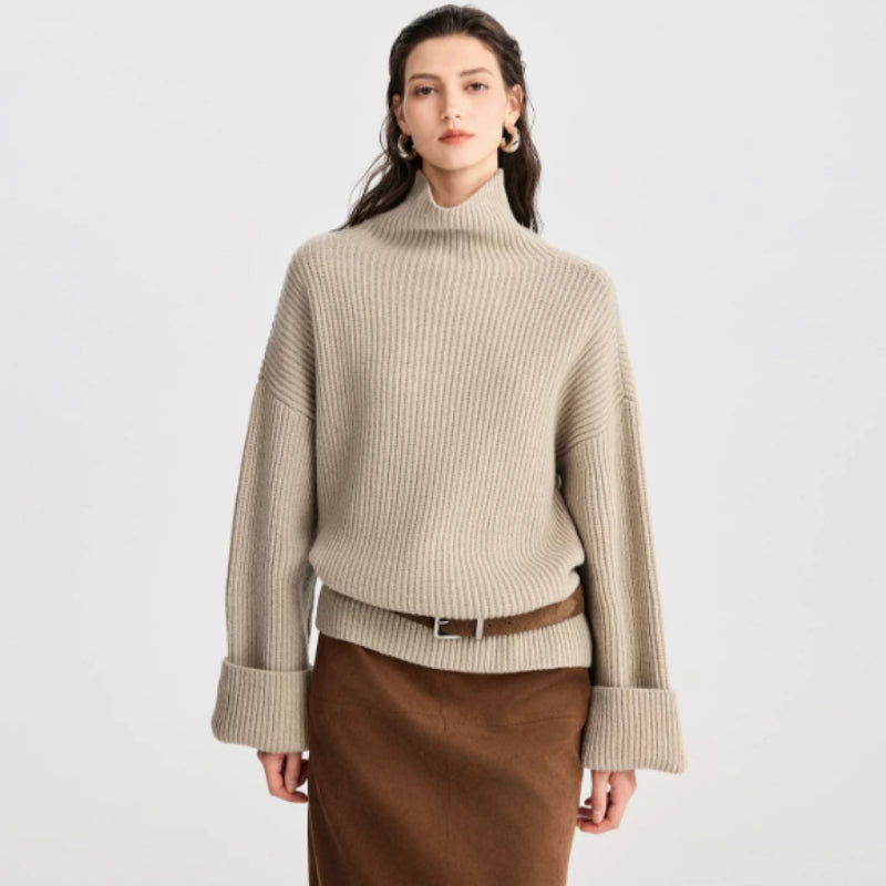 Bequemer Damenpullover im Oversize-Stil mit hohem Kragen - J&B - 5 - Atelier-Zofia