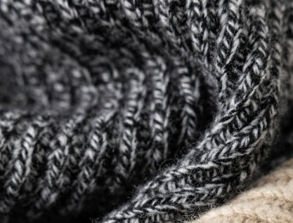 Bequemer Damenpullover im Oversize-Stil mit hohem Kragen - J&B - 6 - Atelier-Zofia