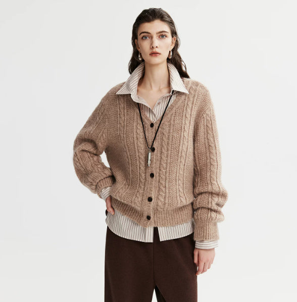 Damen Strickcardigan mit Zopfmuster und Knopfdetail - J&B - 1 - Atelier-Zofia