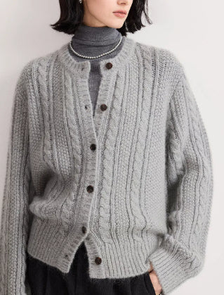 Damen Strickcardigan mit Zopfmuster und Knopfdetail - J&B - 2 - Atelier-Zofia