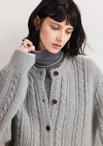 Damen Strickcardigan mit Zopfmuster und Knopfdetail - J&B - 3 - Atelier-Zofia