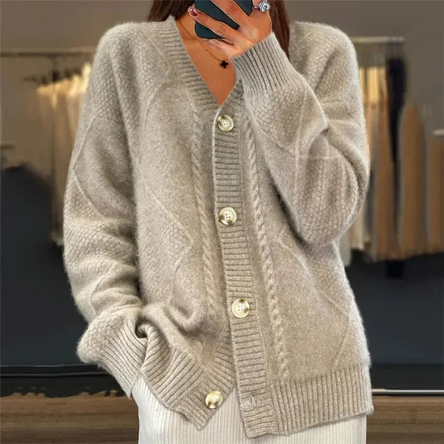 Klassische Damen-Strickjacke – Bequemer Strickpullover mit Knopfdetail und langen Ärmeln - J&B - 1 - Atelier-Zofia
